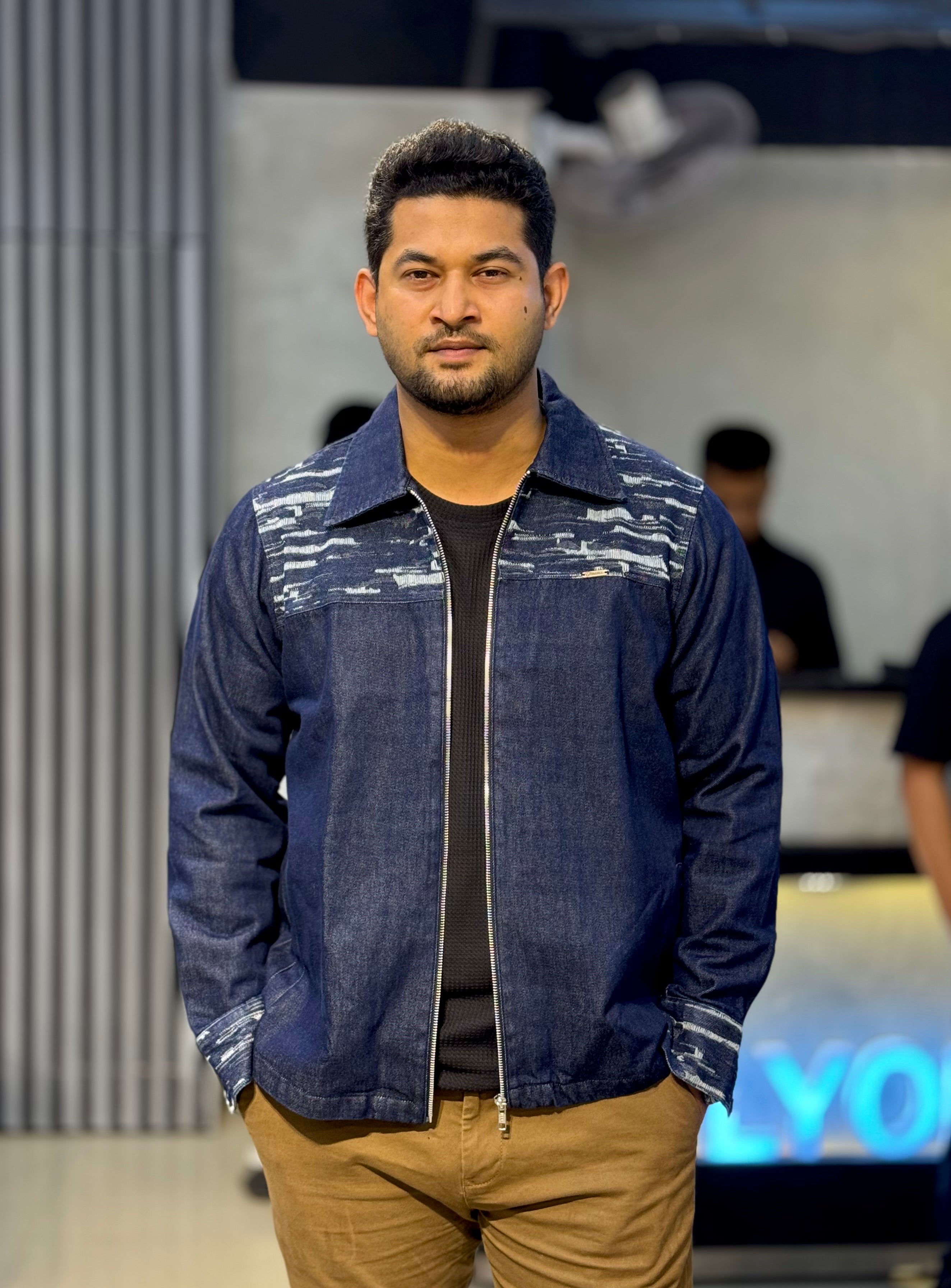 Blue Scratched Shoulder Contrast zipper jacket